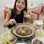 Ella Chen Jia Hua Instagram - 馬來西亞 Roti tissue 我來啦！ 還有肉骨茶😋 你們喜歡湯的還是乾的？ 黑醬油 小辣椒 蒜米 = 標配 #謝謝今天來接機的星光們❤️ #礼拜天下午4點PavilionBukitJalil見 #金氏JYNNS