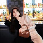 Ella Chen Jia Hua Instagram - 今晚 誰要來跟解接喝一杯 慶祝一下 週末愉快 明天一大早班機 馬來西亞 我來了！ @Gucci #GucciBamboo1947
