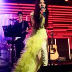 Ella Chen Jia Hua Instagram - 今天睡到11:00多 平常9:00以前一定醒 真的是有疲勞到😜 起床後頭超爆痛 明明沒喝酒，卻有宿醉的感覺 大概是昨晚你們讓解接太陶醉了🤤 還是我還沒習慣「老化」🤪 你們說音樂會療癒了你們的心 我說是你們療癒了我的人生才是吧🥰 但是再怎麼美好，都會過去 我們不能貪戀，只能稍微充電 回到現實世界，繼續努力好好的體驗人生 一樣的，如果此時的你深陷困難 也不需擔心，因為苦難也會過去的❤️ 電影「可憐的東西」裡那句話： 我們必須不斷體驗一切，不只是美好回憶事物， 還有屈辱、恐懼與悲傷，這樣我們才完整。 馥甄說：我們不要追求完美，但我們可以變得完整🥰 謝謝昨晚大家的熱情 希望你們有喜歡 台北 完成✅ 下一站 澳門 #AreuReady #兩位好姐妹盡在不言中 #BadHabits適量來一點 #小簡單的人生很美好 #HotLikeChili的人生也精采 #我是諧星變女明星 @acnestudios @Hsu_Jewellery_london