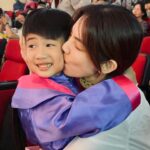 Ella Chen Jia Hua Instagram - 2023年就在忙碌中結束了 今年真的很充實 我們一家人看了櫻花 乘了風，品嚐各種有滋味 踏上不同舞台 又一起去賞楓 勁寶開始狂換牙 畢業典禮，升小一 然後現在在做新專輯😜 過程中很多事，很忙，很累，有壓力 但回過頭看還是覺得一切都很美好 做為人類很有趣❤️ 雖然說新的一年就要到了 但有些計畫已經排到四、五月去了🥶 所以內心還是提醒並鼓勵著自己 今年還是要繼續努力 把每一步該做的事都做好就對了 不需要去想結果如何 而是享受過程 然後該休息的時候就該好好休息 （所以自己在行事曆上已經排好休息時間🤣🤣） 相信2024也會是很好的一年🥰 祝福大家放下2023的缺憾 許下2024的願望 新年快樂 願望成真
