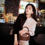Ella Chen Jia Hua Instagram - 今晚 誰要來跟解接喝一杯 慶祝一下 週末愉快 明天一大早班機 馬來西亞 我來了！ @Gucci #GucciBamboo1947