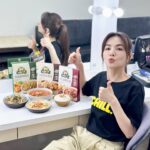 Ella Chen Jia Hua Instagram - 最近太忙，大家嫌我的早餐午餐很無聊 今天我就要讓你們知道，什麼叫再忙也能快速上菜吃好料！#得意的一天 上菜！ #得意的一天 #即饗私房菜 #綠咖哩雞肉 #香筍紅燒肉 #紅酒燉牛肉 #無味精無防腐劑無人工香料 #好大的肉塊 #天然食材 #天然辛香料 #沒有看不懂的成份 #5分鐘就能上桌