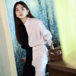 Ella Chen Jia Hua Instagram - 今晚 誰要來跟解接喝一杯 慶祝一下 週末愉快 明天一大早班機 馬來西亞 我來了！ @Gucci #GucciBamboo1947