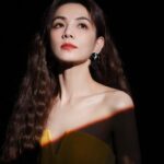 Ella Chen Jia Hua Instagram - 乘風的111天 從2023年4月1日開始錄製，歷時一百多天，這段日子經歷了好多好多，身體很辛苦，但心裡很富足❤️ 我想謝謝所有支持姐姐的粉絲們，知道你們花了很多心思很辛苦，但其實，我很捨不得你們。因為作為藝人，能透過表演、作品，讓你們感受到歡樂、安慰和力量，我就覺得很滿足了。但我明白那是你們表達愛的方式，願意為我們曬陽光、淋雨滴，而我，只能好好的生活，健康平安來回應你們，希望大家也都要好好吃飯、好好睡覺，平安健康 我也想感謝每個決定來乘風的姐姐，看見你們，面對自己的選擇，肩負執著、面對每一次的挑戰，堅持到底，你們每一個人的精神都鼓舞著我，你們有在認真努力，已經就是冠軍 每一次的舞台，都是許多人共同成就的，感謝幕後每一個我們喊不出名字的無名英雄們，因為有你們堅守在各自的崗位上支撐著我們，才能讓每個姐姐站在舞台上發光發熱，謝謝大家，你們是最棒的團隊 最後，希望我們都別忘了這個夏天帶給我們的力量，當你面對人生的困境，再難、再苦，都要記得勇敢，跌倒了，休息一下再站起來，犯錯了，記取教訓，繼續努力，永遠以善意對待身邊的人，互相幫助、互相尊重和理解彼此，就像我們這群姐姐一樣 再一次自我介紹 大家好，我是S.H.E的Ella陳嘉樺 我畢業啦！ #乘风2023