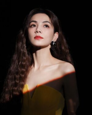 Ella Chen Jia Hua Instagram - 乘風的111天 
從2023年4月1日開始錄製，歷時一百多天，這段日子經歷了好多好多，身體很辛苦，但心裡很富足❤️

我想謝謝所有支持姐姐的粉絲們，知道你們花了很多心思很辛苦，但其實，我很捨不得你們。因為作為藝人，能透過表演、作品，讓你們感受到歡樂、安慰和力量，我就覺得很滿足了。但我明白那是你們表達愛的方式，願意為我們曬陽光、淋雨滴，而我，只能好好的生活，健康平安來回應你們，希望大家也都要好好吃飯、好好睡覺，平安健康

我也想感謝每個決定來乘風的姐姐，看見你們，面對自己的選擇，肩負執著、面對每一次的挑戰，堅持到底，你們每一個人的精神都鼓舞著我，你們有在認真努力，已經就是冠軍

每一次的舞台，都是許多人共同成就的，感謝幕後每一個我們喊不出名字的無名英雄們，因為有你們堅守在各自的崗位上支撐著我們，才能讓每個姐姐站在舞台上發光發熱，謝謝大家，你們是最棒的團隊

最後，希望我們都別忘了這個夏天帶給我們的力量，當你面對人生的困境，再難、再苦，都要記得勇敢，跌倒了，休息一下再站起來，犯錯了，記取教訓，繼續努力，永遠以善意對待身邊的人，互相幫助、互相尊重和理解彼此，就像我們這群姐姐一樣

再一次自我介紹
大家好，我是S.H.E的Ella陳嘉樺 
我畢業啦！

#乘风2023