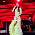 Ella Chen Jia Hua Instagram - 今天睡到11:00多 平常9:00以前一定醒 真的是有疲勞到😜 起床後頭超爆痛 明明沒喝酒，卻有宿醉的感覺 大概是昨晚你們讓解接太陶醉了🤤 還是我還沒習慣「老化」🤪 你們說音樂會療癒了你們的心 我說是你們療癒了我的人生才是吧🥰 但是再怎麼美好，都會過去 我們不能貪戀，只能稍微充電 回到現實世界，繼續努力好好的體驗人生 一樣的，如果此時的你深陷困難 也不需擔心，因為苦難也會過去的❤️ 電影「可憐的東西」裡那句話： 我們必須不斷體驗一切，不只是美好回憶事物， 還有屈辱、恐懼與悲傷，這樣我們才完整。 馥甄說：我們不要追求完美，但我們可以變得完整🥰 謝謝昨晚大家的熱情 希望你們有喜歡 台北 完成✅ 下一站 澳門 #AreuReady #兩位好姐妹盡在不言中 #BadHabits適量來一點 #小簡單的人生很美好 #HotLikeChili的人生也精采 #我是諧星變女明星 @acnestudios @Hsu_Jewellery_london