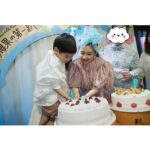 Ella Chen Jia Hua Instagram - 勁寶 生日快樂！ 轉眼間今天就6歲了 今年9月就要上小學了 這次的生日比較特別 就是爸爸媽媽決定 在你上小學前的這幾個月 帶著你陪伴我們一起工作 跟著我們到處飛 穿梭各個機場與城市 體驗各種生活形態 見見更多的人事物 有時候熬夜等媽媽下班在休息室睡著 有時候早上4:30起床趕早班機 謝謝你總是配合著 謝謝你適應得很快 謝謝你還會自己安排自己每天的自習項目 謝謝你不讓我們操心 世界之大 等著你去慢慢發掘和體會 還是那一句話 希望你能平安健康快樂的長大 爸爸媽媽真的愛你 很愛很愛你❤️ 謝謝各地的歌迷 謝謝工作人員 謝謝學校老師 你們都很用心的用各種方式幫勁寶慶生 收到各種禮物 謝謝娜娜阿姨在小腰果的第一個趴踢 還準備了勁寶的蛋糕 真的很感謝大家 滿滿的愛，滿滿的祝福 勁寶真的很幸福 謝謝你們，愛你們❤️ #穿梭機場系列 #借用粉絲圖