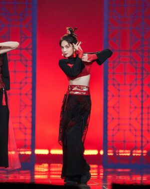 Ella Chen Jia Hua Instagram - 乘風的111天 
從2023年4月1日開始錄製，歷時一百多天，這段日子經歷了好多好多，身體很辛苦，但心裡很富足❤️

我想謝謝所有支持姐姐的粉絲們，知道你們花了很多心思很辛苦，但其實，我很捨不得你們。因為作為藝人，能透過表演、作品，讓你們感受到歡樂、安慰和力量，我就覺得很滿足了。但我明白那是你們表達愛的方式，願意為我們曬陽光、淋雨滴，而我，只能好好的生活，健康平安來回應你們，希望大家也都要好好吃飯、好好睡覺，平安健康

我也想感謝每個決定來乘風的姐姐，看見你們，面對自己的選擇，肩負執著、面對每一次的挑戰，堅持到底，你們每一個人的精神都鼓舞著我，你們有在認真努力，已經就是冠軍

每一次的舞台，都是許多人共同成就的，感謝幕後每一個我們喊不出名字的無名英雄們，因為有你們堅守在各自的崗位上支撐著我們，才能讓每個姐姐站在舞台上發光發熱，謝謝大家，你們是最棒的團隊

最後，希望我們都別忘了這個夏天帶給我們的力量，當你面對人生的困境，再難、再苦，都要記得勇敢，跌倒了，休息一下再站起來，犯錯了，記取教訓，繼續努力，永遠以善意對待身邊的人，互相幫助、互相尊重和理解彼此，就像我們這群姐姐一樣

再一次自我介紹
大家好，我是S.H.E的Ella陳嘉樺 
我畢業啦！

#乘风2023