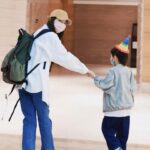 Ella Chen Jia Hua Instagram - 勁寶 生日快樂！ 轉眼間今天就6歲了 今年9月就要上小學了 這次的生日比較特別 就是爸爸媽媽決定 在你上小學前的這幾個月 帶著你陪伴我們一起工作 跟著我們到處飛 穿梭各個機場與城市 體驗各種生活形態 見見更多的人事物 有時候熬夜等媽媽下班在休息室睡著 有時候早上4:30起床趕早班機 謝謝你總是配合著 謝謝你適應得很快 謝謝你還會自己安排自己每天的自習項目 謝謝你不讓我們操心 世界之大 等著你去慢慢發掘和體會 還是那一句話 希望你能平安健康快樂的長大 爸爸媽媽真的愛你 很愛很愛你❤️ 謝謝各地的歌迷 謝謝工作人員 謝謝學校老師 你們都很用心的用各種方式幫勁寶慶生 收到各種禮物 謝謝娜娜阿姨在小腰果的第一個趴踢 還準備了勁寶的蛋糕 真的很感謝大家 滿滿的愛，滿滿的祝福 勁寶真的很幸福 謝謝你們，愛你們❤️ #穿梭機場系列 #借用粉絲圖