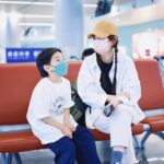 Ella Chen Jia Hua Instagram - 勁寶 生日快樂！ 轉眼間今天就6歲了 今年9月就要上小學了 這次的生日比較特別 就是爸爸媽媽決定 在你上小學前的這幾個月 帶著你陪伴我們一起工作 跟著我們到處飛 穿梭各個機場與城市 體驗各種生活形態 見見更多的人事物 有時候熬夜等媽媽下班在休息室睡著 有時候早上4:30起床趕早班機 謝謝你總是配合著 謝謝你適應得很快 謝謝你還會自己安排自己每天的自習項目 謝謝你不讓我們操心 世界之大 等著你去慢慢發掘和體會 還是那一句話 希望你能平安健康快樂的長大 爸爸媽媽真的愛你 很愛很愛你❤️ 謝謝各地的歌迷 謝謝工作人員 謝謝學校老師 你們都很用心的用各種方式幫勁寶慶生 收到各種禮物 謝謝娜娜阿姨在小腰果的第一個趴踢 還準備了勁寶的蛋糕 真的很感謝大家 滿滿的愛，滿滿的祝福 勁寶真的很幸福 謝謝你們，愛你們❤️ #穿梭機場系列 #借用粉絲圖