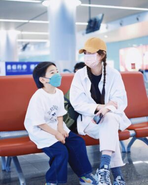 Ella Chen Jia Hua Instagram - 勁寶 生日快樂！
轉眼間今天就6歲了
今年9月就要上小學了
這次的生日比較特別
就是爸爸媽媽決定
在你上小學前的這幾個月
帶著你陪伴我們一起工作
跟著我們到處飛
穿梭各個機場與城市
體驗各種生活形態
見見更多的人事物
有時候熬夜等媽媽下班在休息室睡著
有時候早上4:30起床趕早班機
謝謝你總是配合著
謝謝你適應得很快
謝謝你還會自己安排自己每天的自習項目
謝謝你不讓我們操心
世界之大 等著你去慢慢發掘和體會
還是那一句話
希望你能平安健康快樂的長大
爸爸媽媽真的愛你 很愛很愛你❤️

謝謝各地的歌迷
謝謝工作人員
謝謝學校老師
你們都很用心的用各種方式幫勁寶慶生
收到各種禮物
謝謝娜娜阿姨在小腰果的第一個趴踢
還準備了勁寶的蛋糕
真的很感謝大家
滿滿的愛，滿滿的祝福
勁寶真的很幸福
謝謝你們，愛你們❤️

#穿梭機場系列
#借用粉絲圖