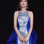 Ella Chen Jia Hua Instagram - 乘風的111天 從2023年4月1日開始錄製，歷時一百多天，這段日子經歷了好多好多，身體很辛苦，但心裡很富足❤️ 我想謝謝所有支持姐姐的粉絲們，知道你們花了很多心思很辛苦，但其實，我很捨不得你們。因為作為藝人，能透過表演、作品，讓你們感受到歡樂、安慰和力量，我就覺得很滿足了。但我明白那是你們表達愛的方式，願意為我們曬陽光、淋雨滴，而我，只能好好的生活，健康平安來回應你們，希望大家也都要好好吃飯、好好睡覺，平安健康 我也想感謝每個決定來乘風的姐姐，看見你們，面對自己的選擇，肩負執著、面對每一次的挑戰，堅持到底，你們每一個人的精神都鼓舞著我，你們有在認真努力，已經就是冠軍 每一次的舞台，都是許多人共同成就的，感謝幕後每一個我們喊不出名字的無名英雄們，因為有你們堅守在各自的崗位上支撐著我們，才能讓每個姐姐站在舞台上發光發熱，謝謝大家，你們是最棒的團隊 最後，希望我們都別忘了這個夏天帶給我們的力量，當你面對人生的困境，再難、再苦，都要記得勇敢，跌倒了，休息一下再站起來，犯錯了，記取教訓，繼續努力，永遠以善意對待身邊的人，互相幫助、互相尊重和理解彼此，就像我們這群姐姐一樣 再一次自我介紹 大家好，我是S.H.E的Ella陳嘉樺 我畢業啦！ #乘风2023