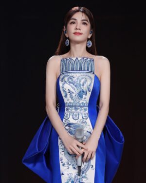 Ella Chen Jia Hua Instagram - 乘風的111天 
從2023年4月1日開始錄製，歷時一百多天，這段日子經歷了好多好多，身體很辛苦，但心裡很富足❤️

我想謝謝所有支持姐姐的粉絲們，知道你們花了很多心思很辛苦，但其實，我很捨不得你們。因為作為藝人，能透過表演、作品，讓你們感受到歡樂、安慰和力量，我就覺得很滿足了。但我明白那是你們表達愛的方式，願意為我們曬陽光、淋雨滴，而我，只能好好的生活，健康平安來回應你們，希望大家也都要好好吃飯、好好睡覺，平安健康

我也想感謝每個決定來乘風的姐姐，看見你們，面對自己的選擇，肩負執著、面對每一次的挑戰，堅持到底，你們每一個人的精神都鼓舞著我，你們有在認真努力，已經就是冠軍

每一次的舞台，都是許多人共同成就的，感謝幕後每一個我們喊不出名字的無名英雄們，因為有你們堅守在各自的崗位上支撐著我們，才能讓每個姐姐站在舞台上發光發熱，謝謝大家，你們是最棒的團隊

最後，希望我們都別忘了這個夏天帶給我們的力量，當你面對人生的困境，再難、再苦，都要記得勇敢，跌倒了，休息一下再站起來，犯錯了，記取教訓，繼續努力，永遠以善意對待身邊的人，互相幫助、互相尊重和理解彼此，就像我們這群姐姐一樣

再一次自我介紹
大家好，我是S.H.E的Ella陳嘉樺 
我畢業啦！

#乘风2023