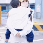 Ella Chen Jia Hua Instagram - 勁寶 生日快樂！ 轉眼間今天就6歲了 今年9月就要上小學了 這次的生日比較特別 就是爸爸媽媽決定 在你上小學前的這幾個月 帶著你陪伴我們一起工作 跟著我們到處飛 穿梭各個機場與城市 體驗各種生活形態 見見更多的人事物 有時候熬夜等媽媽下班在休息室睡著 有時候早上4:30起床趕早班機 謝謝你總是配合著 謝謝你適應得很快 謝謝你還會自己安排自己每天的自習項目 謝謝你不讓我們操心 世界之大 等著你去慢慢發掘和體會 還是那一句話 希望你能平安健康快樂的長大 爸爸媽媽真的愛你 很愛很愛你❤️ 謝謝各地的歌迷 謝謝工作人員 謝謝學校老師 你們都很用心的用各種方式幫勁寶慶生 收到各種禮物 謝謝娜娜阿姨在小腰果的第一個趴踢 還準備了勁寶的蛋糕 真的很感謝大家 滿滿的愛，滿滿的祝福 勁寶真的很幸福 謝謝你們，愛你們❤️ #穿梭機場系列 #借用粉絲圖