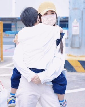 Ella Chen Jia Hua Instagram - 勁寶 生日快樂！
轉眼間今天就6歲了
今年9月就要上小學了
這次的生日比較特別
就是爸爸媽媽決定
在你上小學前的這幾個月
帶著你陪伴我們一起工作
跟著我們到處飛
穿梭各個機場與城市
體驗各種生活形態
見見更多的人事物
有時候熬夜等媽媽下班在休息室睡著
有時候早上4:30起床趕早班機
謝謝你總是配合著
謝謝你適應得很快
謝謝你還會自己安排自己每天的自習項目
謝謝你不讓我們操心
世界之大 等著你去慢慢發掘和體會
還是那一句話
希望你能平安健康快樂的長大
爸爸媽媽真的愛你 很愛很愛你❤️

謝謝各地的歌迷
謝謝工作人員
謝謝學校老師
你們都很用心的用各種方式幫勁寶慶生
收到各種禮物
謝謝娜娜阿姨在小腰果的第一個趴踢
還準備了勁寶的蛋糕
真的很感謝大家
滿滿的愛，滿滿的祝福
勁寶真的很幸福
謝謝你們，愛你們❤️

#穿梭機場系列
#借用粉絲圖