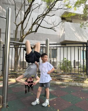 Ella Chen Jia Hua Instagram - 親愛的勁寶！生日快樂！
爸爸媽媽真的好愛你
你的存在
一直提醒著我們
愛很簡單 很直接
不需要任何條件
愛你 就是你
愛我 就是我
時間很快
一下子就七歲了
但我知道 我們永遠都會這麼相愛
沒有時間和空間的限制
謝謝你來到我們家
謝謝你在茫茫宇宙裡 找到我
媽媽要哭了🥹🥹我對你沒有期待 ，只有祝福
生日快樂