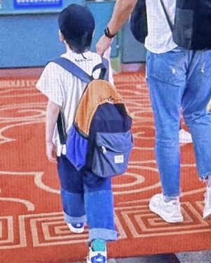 Ella Chen Jia Hua Instagram - 勁寶 生日快樂！
轉眼間今天就6歲了
今年9月就要上小學了
這次的生日比較特別
就是爸爸媽媽決定
在你上小學前的這幾個月
帶著你陪伴我們一起工作
跟著我們到處飛
穿梭各個機場與城市
體驗各種生活形態
見見更多的人事物
有時候熬夜等媽媽下班在休息室睡著
有時候早上4:30起床趕早班機
謝謝你總是配合著
謝謝你適應得很快
謝謝你還會自己安排自己每天的自習項目
謝謝你不讓我們操心
世界之大 等著你去慢慢發掘和體會
還是那一句話
希望你能平安健康快樂的長大
爸爸媽媽真的愛你 很愛很愛你❤️

謝謝各地的歌迷
謝謝工作人員
謝謝學校老師
你們都很用心的用各種方式幫勁寶慶生
收到各種禮物
謝謝娜娜阿姨在小腰果的第一個趴踢
還準備了勁寶的蛋糕
真的很感謝大家
滿滿的愛，滿滿的祝福
勁寶真的很幸福
謝謝你們，愛你們❤️

#穿梭機場系列
#借用粉絲圖