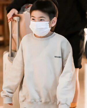 Ella Chen Jia Hua Instagram - 勁寶 生日快樂！
轉眼間今天就6歲了
今年9月就要上小學了
這次的生日比較特別
就是爸爸媽媽決定
在你上小學前的這幾個月
帶著你陪伴我們一起工作
跟著我們到處飛
穿梭各個機場與城市
體驗各種生活形態
見見更多的人事物
有時候熬夜等媽媽下班在休息室睡著
有時候早上4:30起床趕早班機
謝謝你總是配合著
謝謝你適應得很快
謝謝你還會自己安排自己每天的自習項目
謝謝你不讓我們操心
世界之大 等著你去慢慢發掘和體會
還是那一句話
希望你能平安健康快樂的長大
爸爸媽媽真的愛你 很愛很愛你❤️

謝謝各地的歌迷
謝謝工作人員
謝謝學校老師
你們都很用心的用各種方式幫勁寶慶生
收到各種禮物
謝謝娜娜阿姨在小腰果的第一個趴踢
還準備了勁寶的蛋糕
真的很感謝大家
滿滿的愛，滿滿的祝福
勁寶真的很幸福
謝謝你們，愛你們❤️

#穿梭機場系列
#借用粉絲圖