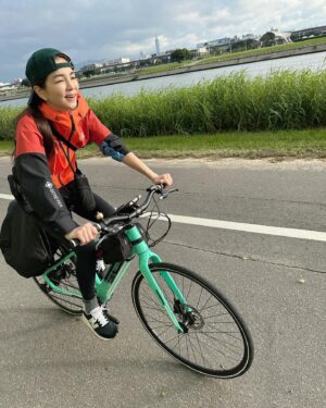 Ella Chen Jia Hua Instagram - 騎一波
#朋友的44歲生日環島騎 
#44如意 #生日快樂
#台北一小段 
#解接有練過
#不要模仿