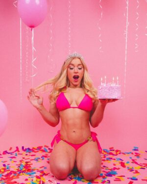 Elle Brooke Instagram - Birthday beats 🤜🏻🎂