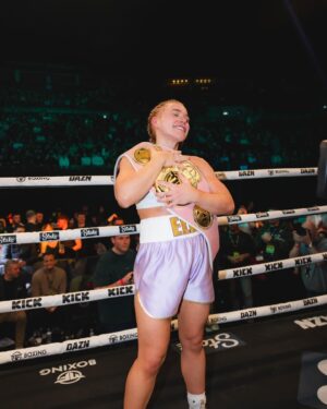 Elle Brooke Instagram - I feel on top of the world 🥊
Thank you to everyone for their support 🫶🏻