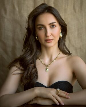 Elli AvrRam Instagram - Just a Teaser for You❤️🧿

#heeramandi #sanjayleelabhansali #elliavrram #yourstruly