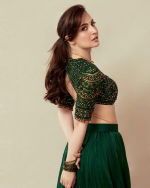 Elli AvrRam Instagram - She’s Evergreen🕊️🎻

Dressed in @neeta_lulla @houseofneetalulla 
Hair & Makeup by @fab_beauty___ 
Photographer @mayur_butwani 
#elliavrram #yourstruly #evergreen
