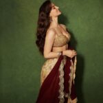 Elli AvrRam Instagram - In Ankhon ki Masti ke…🌹🧿 👗 @neeta_lulla @houseofneetalulla 📷 @mayur_butwani 💄 @fab_beauty___ #elliavrram #yourstruly #heeramandi #premiere
