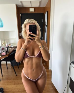 Ellie Brown Thumbnail - 59.7K Likes - Most Liked Instagram Photos