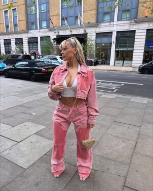 Ellie Brown Thumbnail - 18.4K Likes - Most Liked Instagram Photos