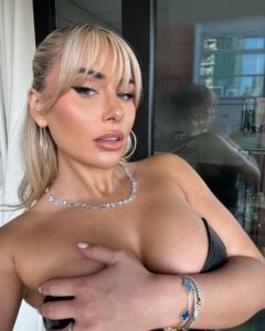 Ellie Brown Instagram - 💎🖤 @cernucci #ad