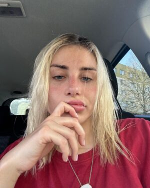 Ellie Brown Thumbnail - 37.1K Likes - Most Liked Instagram Photos