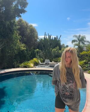 Ellie Goulding Instagram - Squint series :)