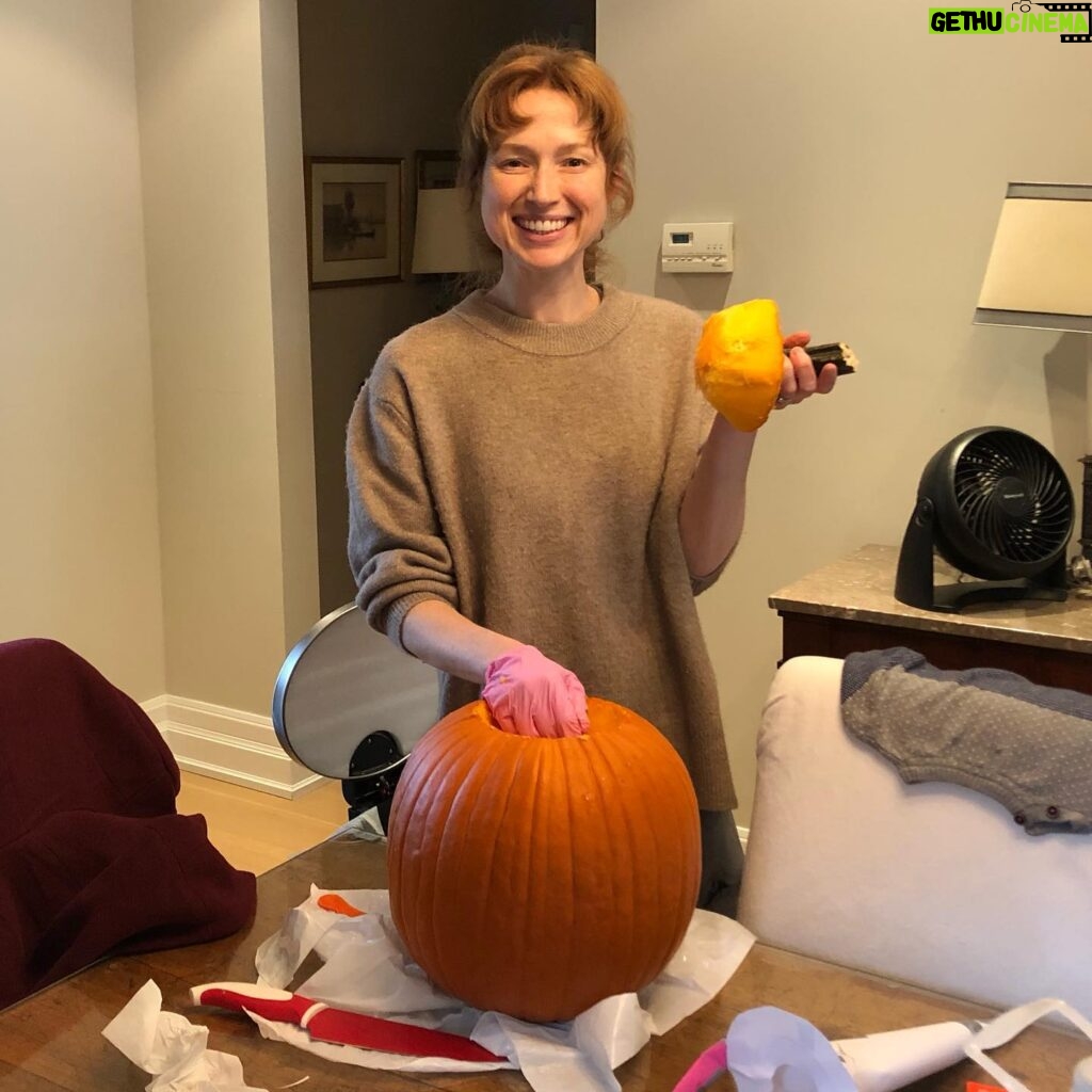 Ellie Kemper Instagram - Here I am doing my thing, carving blood-chilling Jack O’Lanterns like it’s just another Sunday 😱