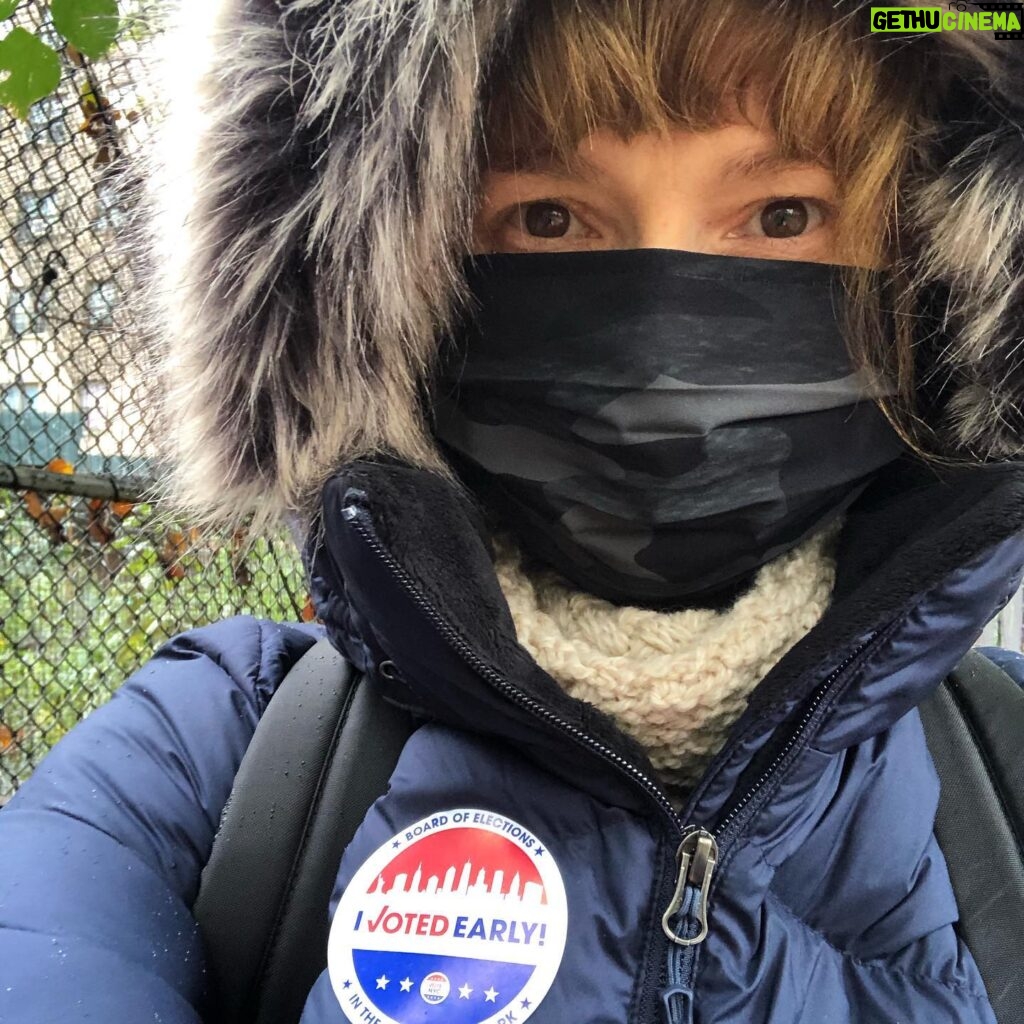 Ellie Kemper Instagram - Today I braved light winds and the occasional sprinkle to make my voice heard. Well it really does feel amazing! #vote #voteearly #nyc