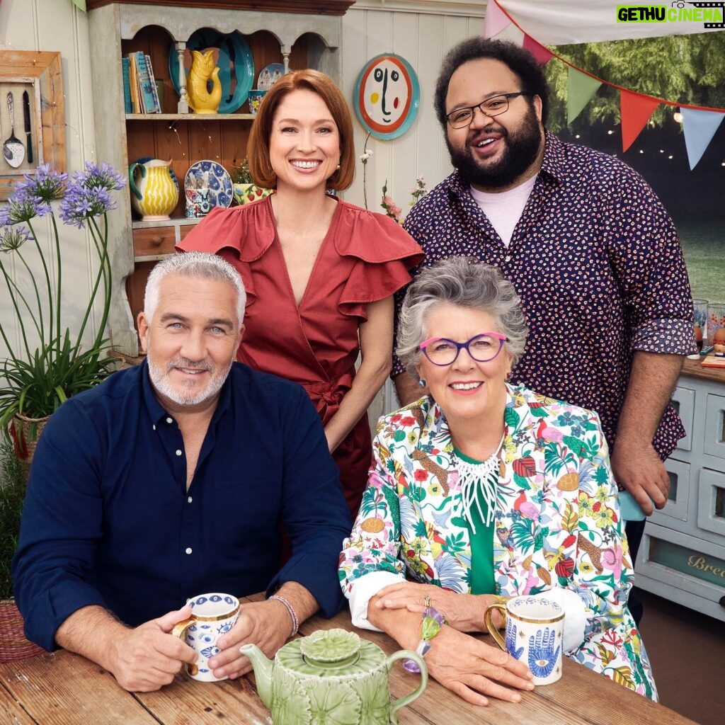 Ellie Kemper Instagram - Well well what have we here? A merry group of new best friends casually exchanging recipes of poppy seed strudel and lemon macaron?! HONORED to co-host The Great American Baking Show with the incomparable #ZachCherry and to join icons @prueleith @paul.hollywood in the most famous tent on the planet!!! Streaming on @therokuchannel in 2023 🍰 🥧 🍪 ⛺️