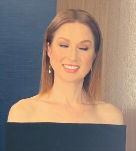 Ellie Kemper Instagram - 🚨MAJOR GLAM ALERT🚨 Hair: @thebesthikari Hair color: @nikkicolorsnyc Makeup: @pellegrinokatie Styling: @meemmap