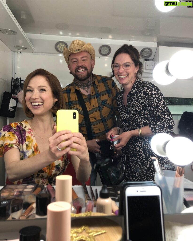 Ellie Kemper Instagram - GABS dump!!! The #GreatAmericanBakingShow @therokuchannel ps bakers can someone please send me a group pic of all of us? You’ll notice there is one thing missing from this dump which is ALL OF YOU