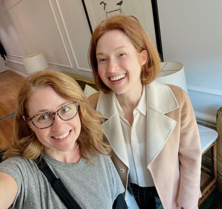 Ellie Kemper Instagram - Ummm what do we have here?! A nice little Monday coffee with the loveliest @msjennafischer….not a bad way to start the week! PS sending all good healing vibes for that broken shoulder, lady ☕️💪❤️ #receptionists