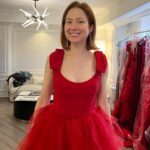 Ellie Kemper Instagram – Happy National #WearRedDay!!!! Today we are wearing red to champion women’s health. Cardiovascular disease affects 1 in 3 women, so today we urge ladies to wear red and to take care of your hearts ❤️❤️❤️❤️ @american_heart 

(I was sick with a cold and had to miss the @goredforwomen event but here is raw footage from my fitting)

👗 @style_byjordan & @meemmap 
💄 NOT done by @pellegrinokatie 
💇‍♀️ NOT done by @thebesthikari