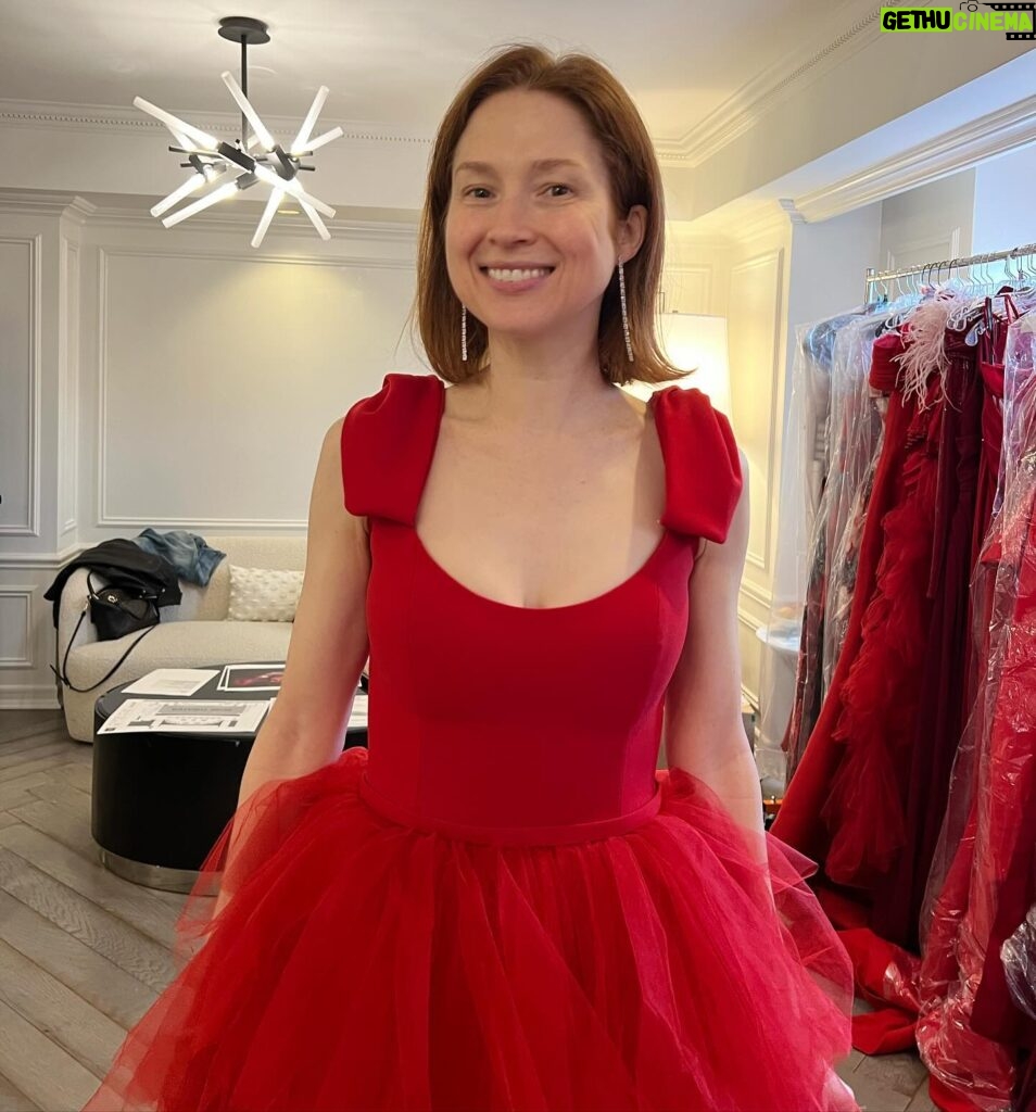 Ellie Kemper Instagram - Happy National #WearRedDay!!!! Today we are wearing red to champion women’s health. Cardiovascular disease affects 1 in 3 women, so today we urge ladies to wear red and to take care of your hearts ❤️❤️❤️❤️ @american_heart (I was sick with a cold and had to miss the @goredforwomen event but here is raw footage from my fitting) 👗 @style_byjordan & @meemmap 💄 NOT done by @pellegrinokatie 💇‍♀️ NOT done by @thebesthikari