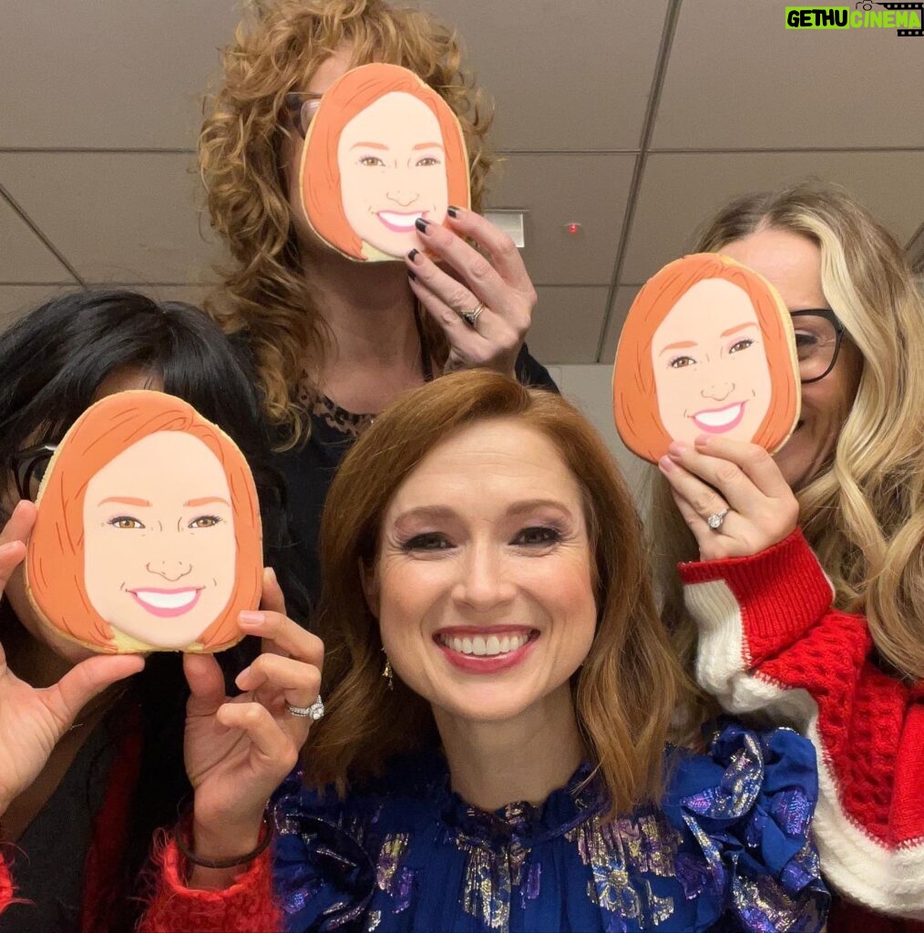 Ellie Kemper Instagram - Still looking for the perfect holiday gift for the friend who has everything? How about a cookie with my face on it?💯🎅🏼🎄❤️😊