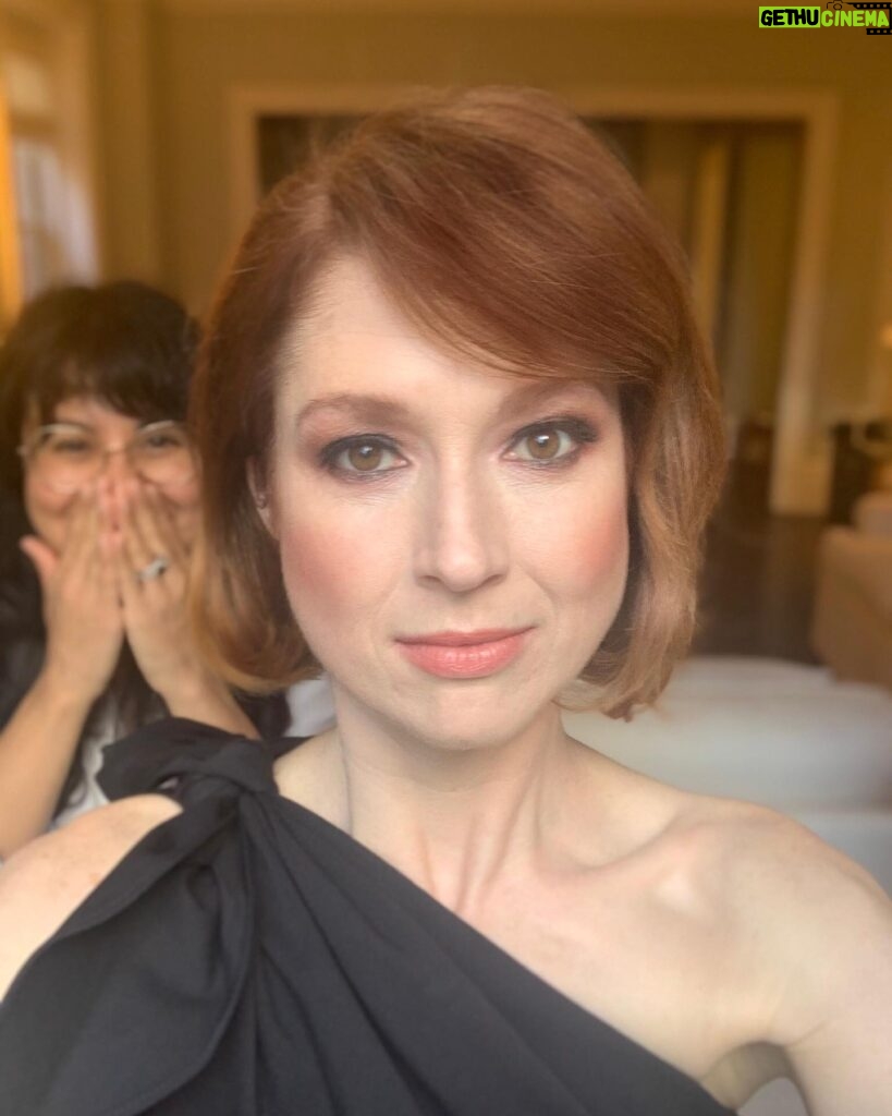 Ellie Kemper Instagram - @liltresser and @pellegrinokatie might make my hair and makeup look nice, but I still found myself furious they wouldn’t get out of the background of my glamorous selfie!