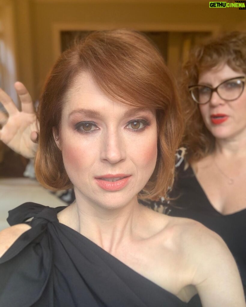 Ellie Kemper Instagram - @liltresser and @pellegrinokatie might make my hair and makeup look nice, but I still found myself furious they wouldn’t get out of the background of my glamorous selfie!