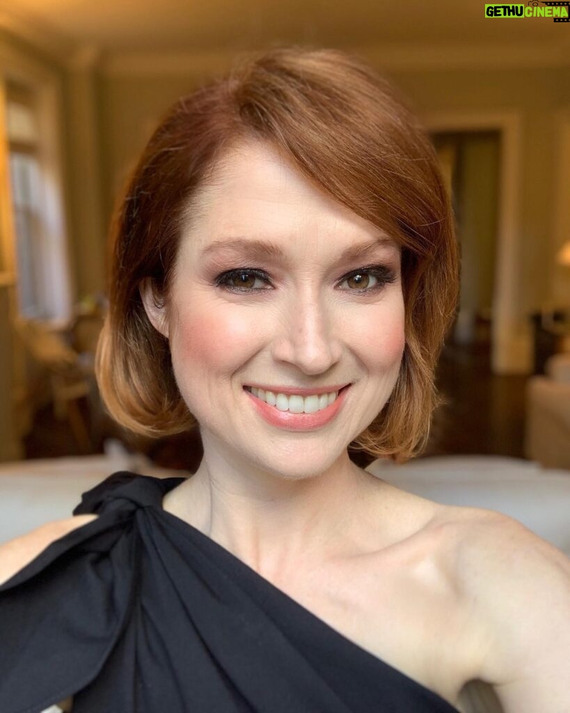 Ellie Kemper Instagram - @liltresser and @pellegrinokatie might make my hair and makeup look nice, but I still found myself furious they wouldn’t get out of the background of my glamorous selfie!