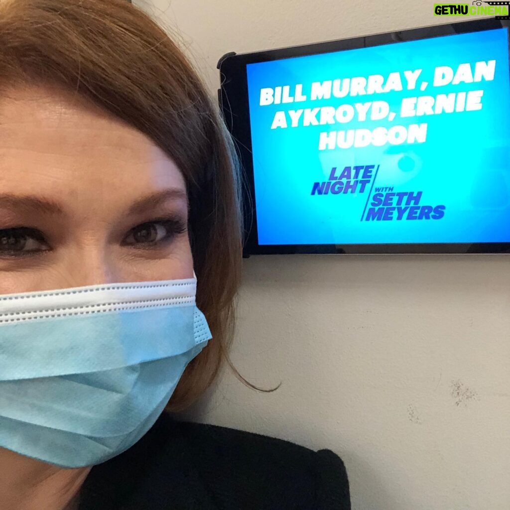 Ellie Kemper Instagram - For some reason I was the second guest tonight @latenightseth 👻🎄2️⃣