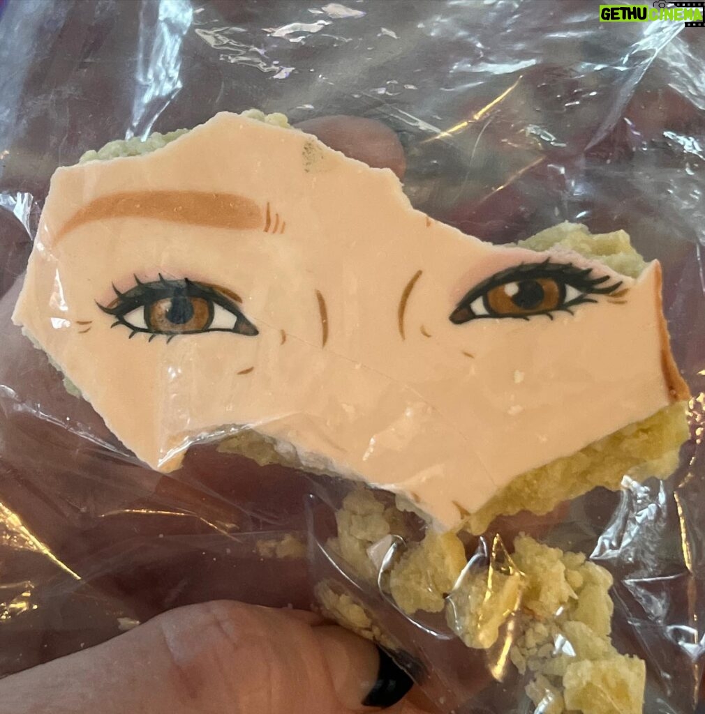 Ellie Kemper Instagram - Still looking for the perfect holiday gift for the friend who has everything? How about a cookie with my face on it?💯🎅🏼🎄❤️😊