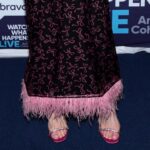 Ellie Kemper Instagram – But no one had the heart to tell me my feet were on backwards 😞

@bravowwhl #GreatAmericanBakingShow 
@therokuchannel
