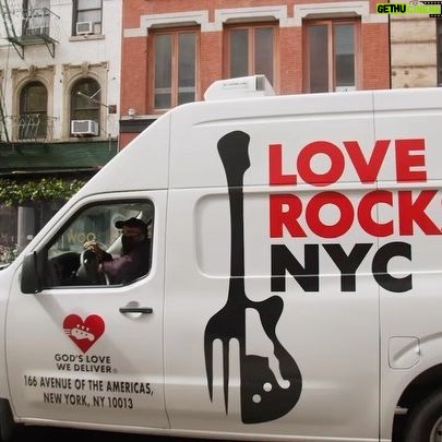 Ellie Kemper Instagram - I’m a BIG fan of @godslovenyc and so excited for their 5th annual benefit concert #LoveRocksNYC this Thursday! They’ll have a livestream so you can watch from home. This year they will be honoring the NYC frontline heroes who have kept us safe during the pandemic. I had the the honor of going with @godslovenyc and @gwilliamson79 to @aliforneycenter to thank some extraordinary frontline heroes with tix to #LoveRocksNYC (and lots of #ChucksFamousBrownies) - thank you to Cheryl Thompson, Director of Overnight Services; Sarina Bello, Trans Housing Youth Counselor; Josh Carrion, Emergency Housing Youth Counselor; and Cecily Thomson, Health Services Coordinator. Tune in this Thurs June 3 @ 8pm ET to rock out at Love Rocks! Sign up to receive the livestream link in my bio. ❤️