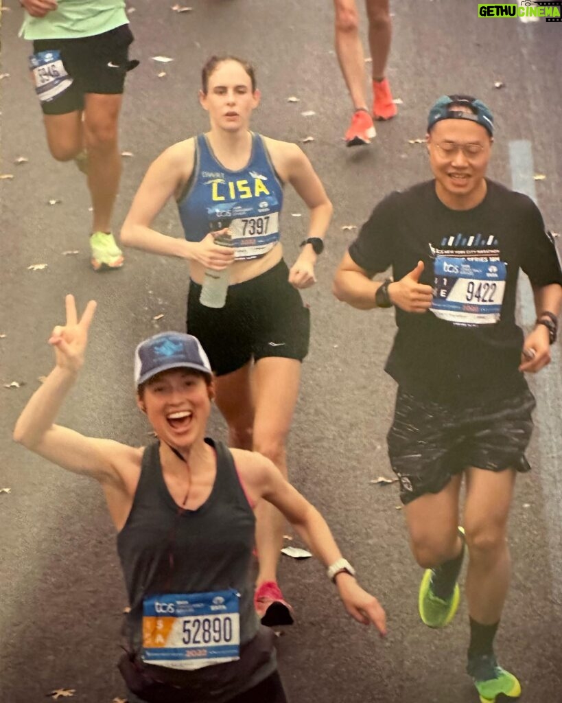 Ellie Kemper Instagram - GOOD LUCK to everybody participating in the @nycmarathon today!!!! YOU HAVE GOT THIS 💪💪💪 but let mine be a cautionary tale….and remember to pace yourselves ✌️